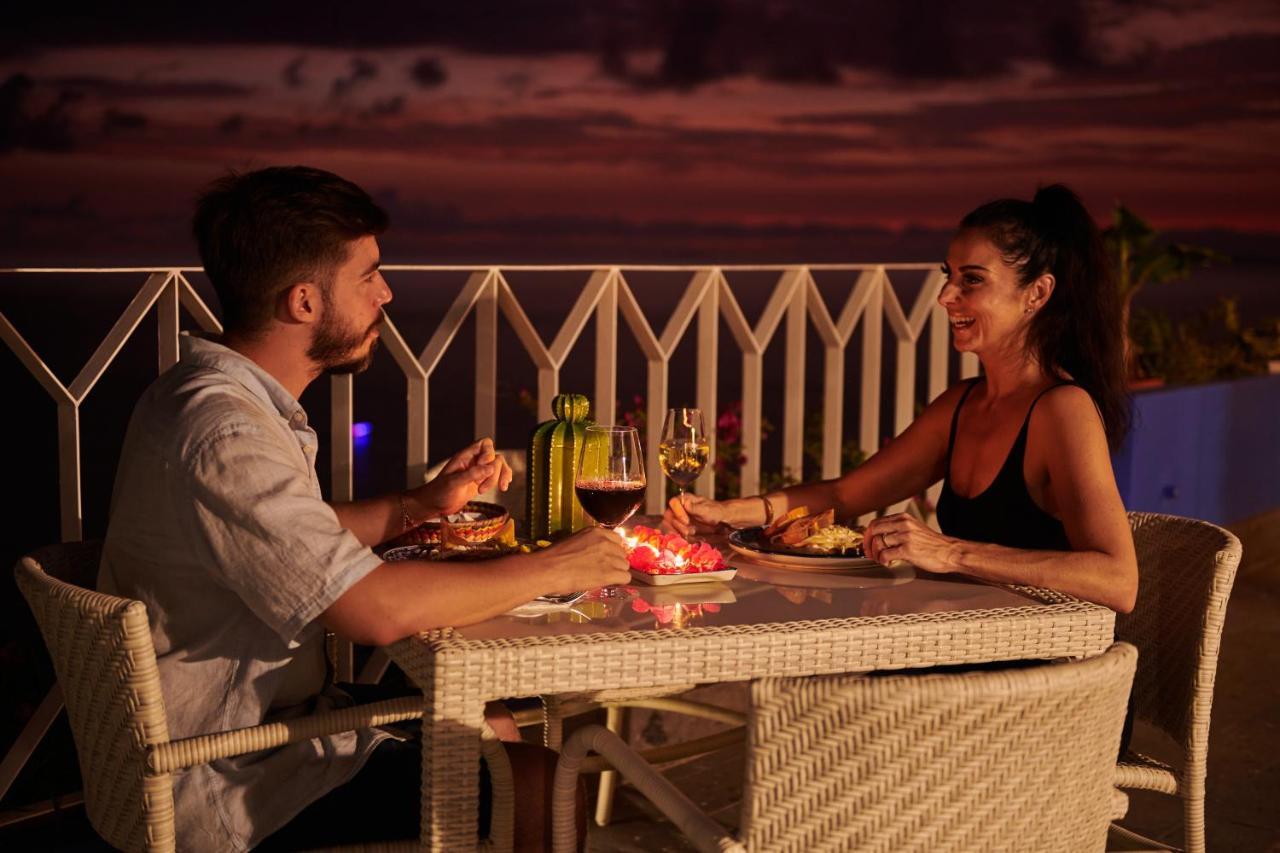 Hotel Luxury Patio Azul (Adults Only) Puerto Vallarta Kültér fotó A couple dining at a restaurant