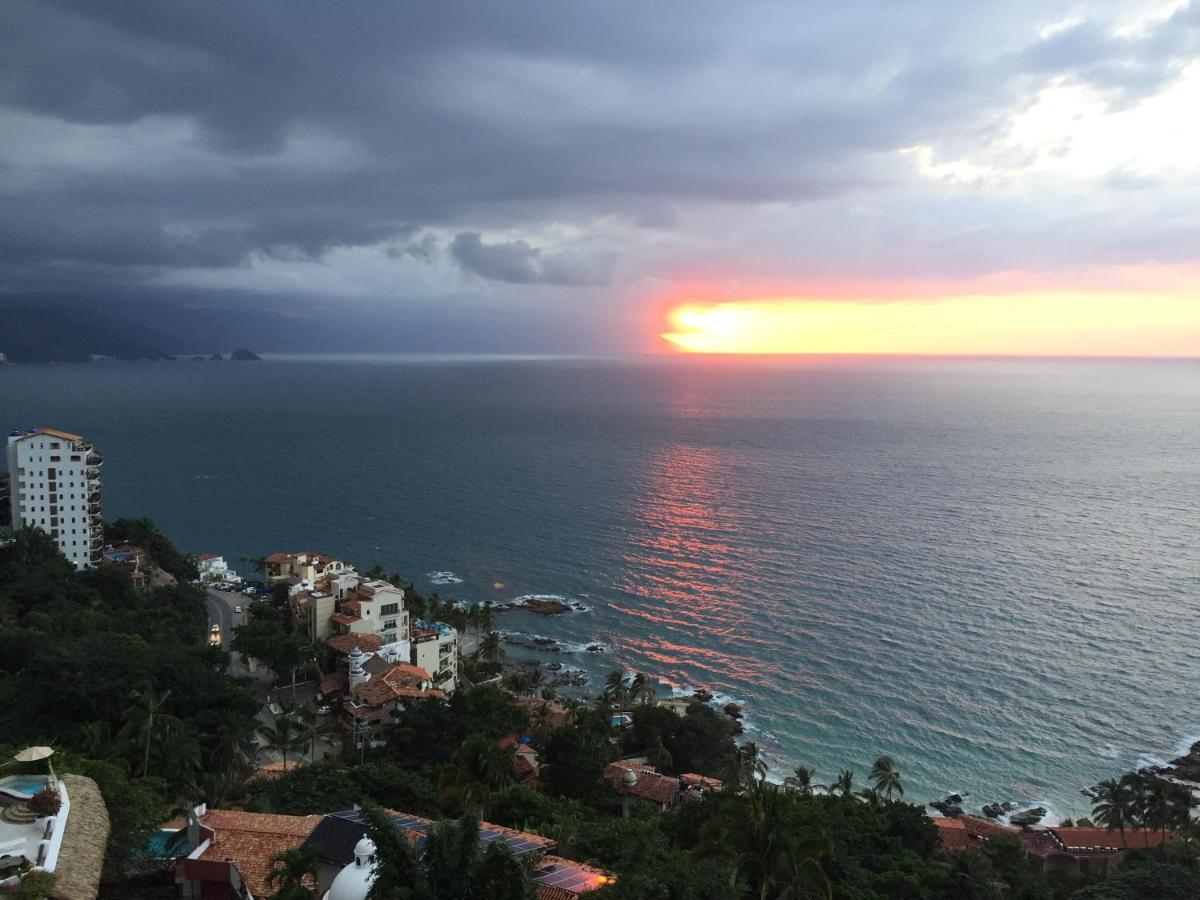 Hotel Luxury Patio Azul (Adults Only) Puerto Vallarta Kültér fotó Sunset over the Pacific Ocean in Puerto Vallarta, Mexico