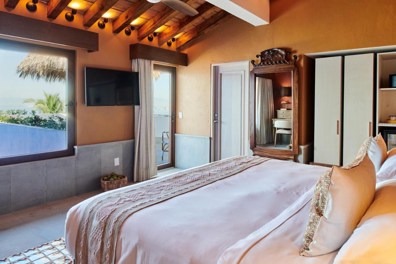 Hotel Luxury Patio Azul (Adults Only) Puerto Vallarta Kültér fotó A bedroom at the hotel